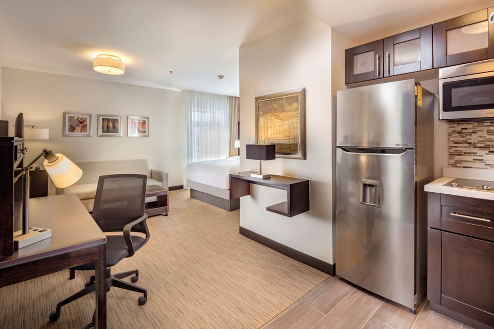 2 bedrooms, in-room safe, desk, iron/ironing board