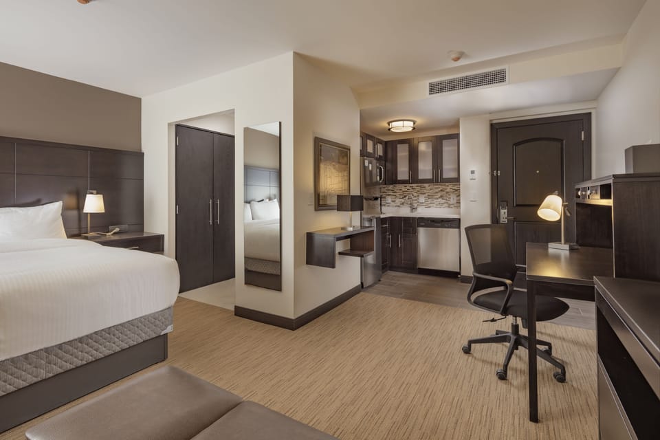 2 bedrooms, in-room safe, desk, iron/ironing board