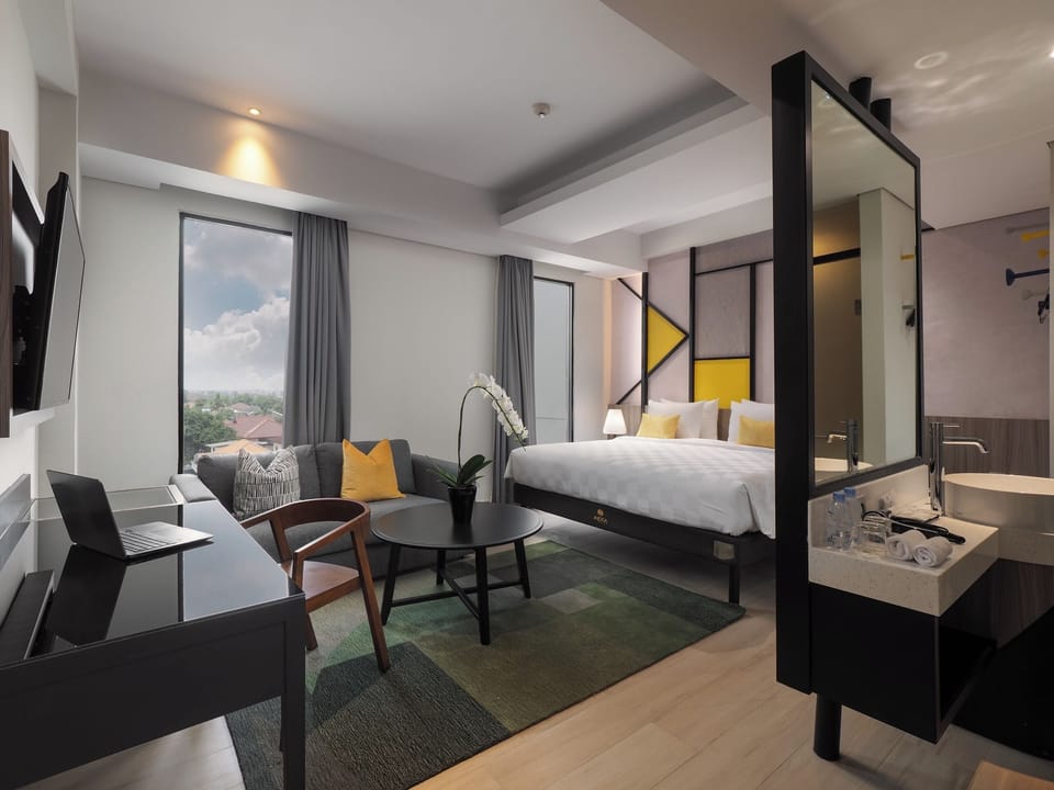 Executive Room | Minibar, in-room safe, desk, iron/ironing board