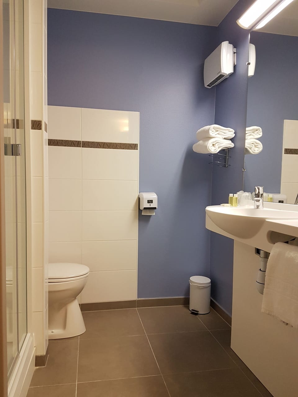 Quadruple Room | Bathroom | Shower, free toiletries, hair dryer, towels