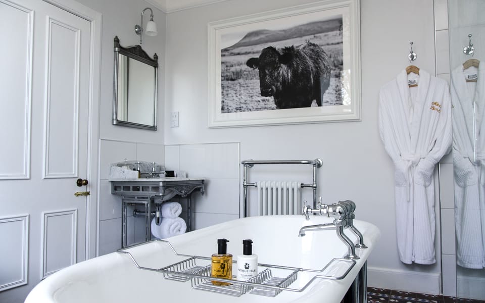 Deluxe Double Room, 1 King Bed (The Henderson) | Bathroom | Free toiletries, hair dryer, bathrobes, towels