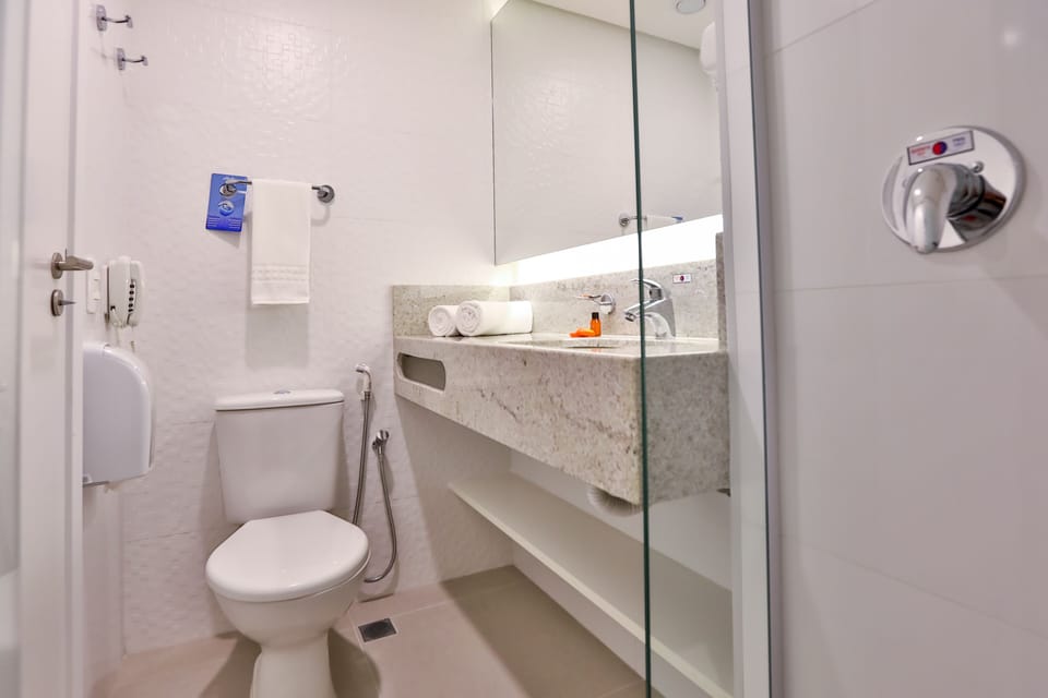 Standard Room, 2 Twin Beds | Bathroom | Shower, rainfall showerhead, free toiletries, hair dryer