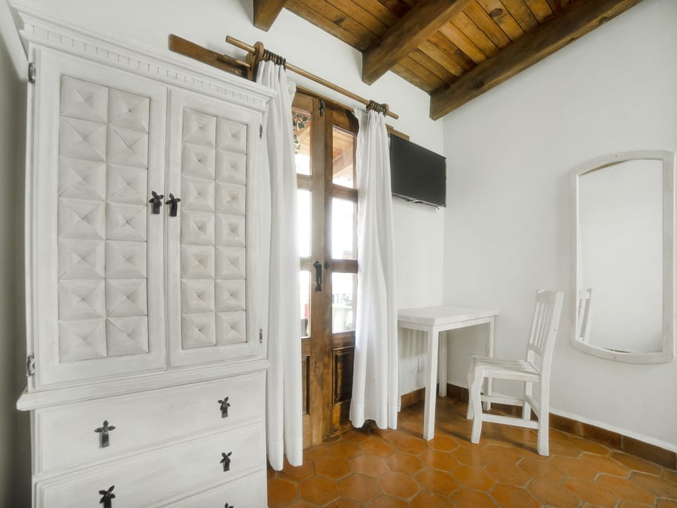 Standard Room, City View | Living room | 32-inch flat-screen TV with digital channels, TV