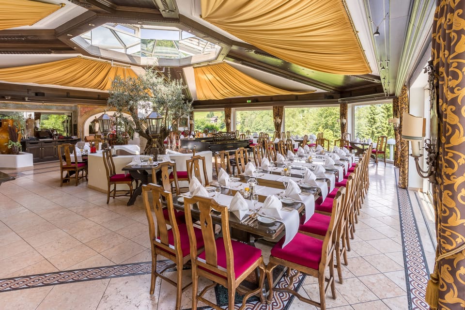 2 restaurants, breakfast served