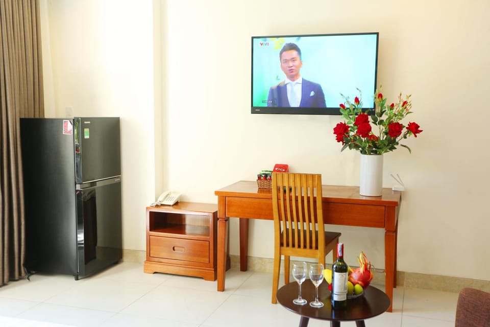 32-inch LCD TV with cable channels, TV