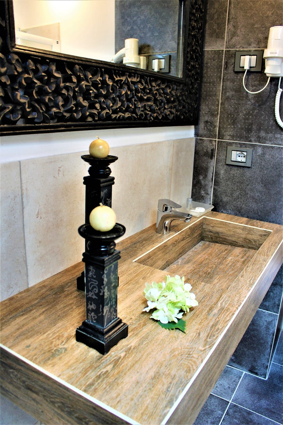 Deluxe Room, Courtyard View, Tower | Bathroom | Shower, rainfall showerhead, hair dryer, bathrobes