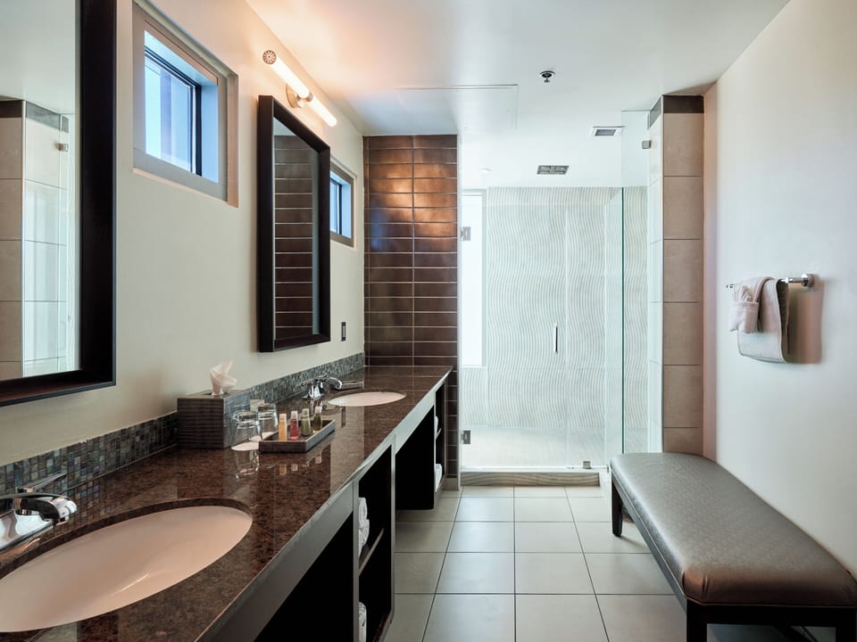 South Corner Suite, 1 King Bed with Sofa Bed | Bathroom | Free toiletries, hair dryer, towels