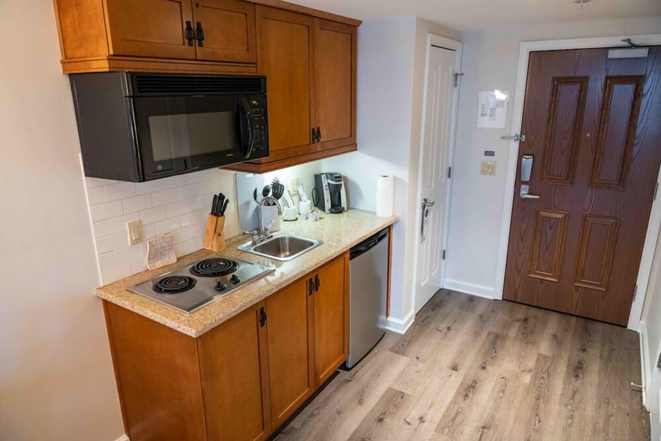 Deluxe Studio, Fireplace | Private kitchen | Fridge, microwave, coffee/tea maker, toaster