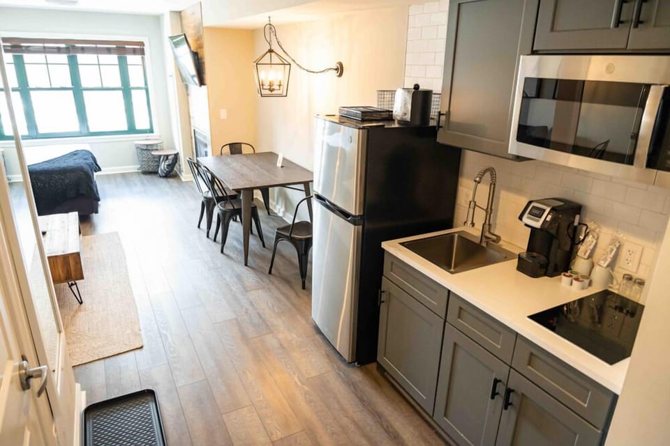 Premium Studio Suite, Kitchenette | Private kitchen | Fridge, microwave, coffee/tea maker, toaster