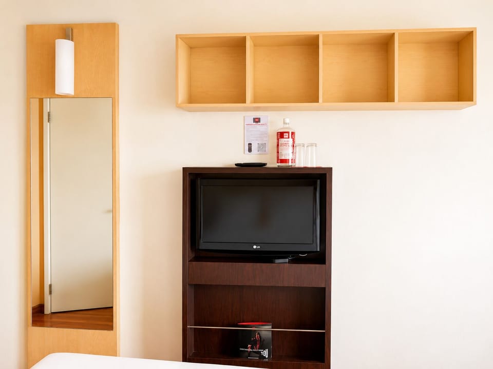 Blackout drapes, soundproofing, free WiFi, bed sheets
