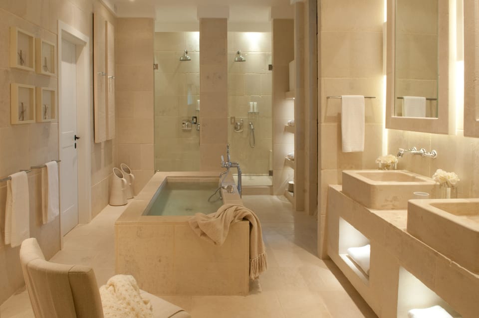 Combined shower/tub, deep soaking tub, free toiletries, slippers