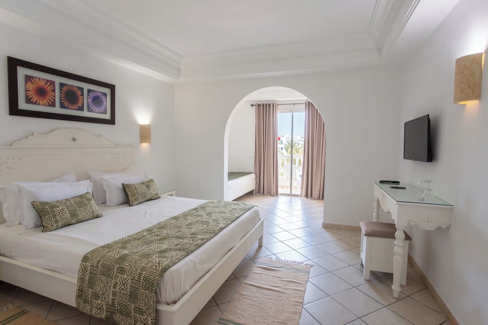 Quadruple Room | In-room safe, desk, free WiFi, wheelchair access