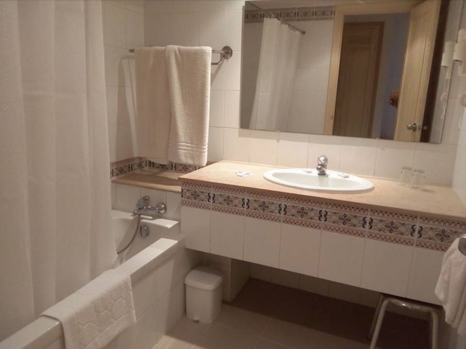 Quadruple Room | Bathroom | Free toiletries, hair dryer, bathrobes, bidet