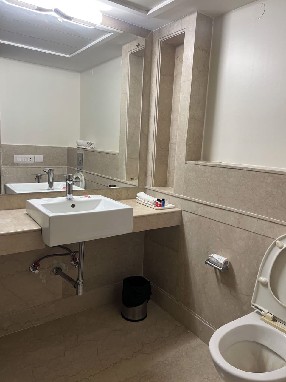 Deluxe Room, 1 Double or 2 Twin Beds, City View | Bathroom | Shower, free toiletries, hair dryer, bidet