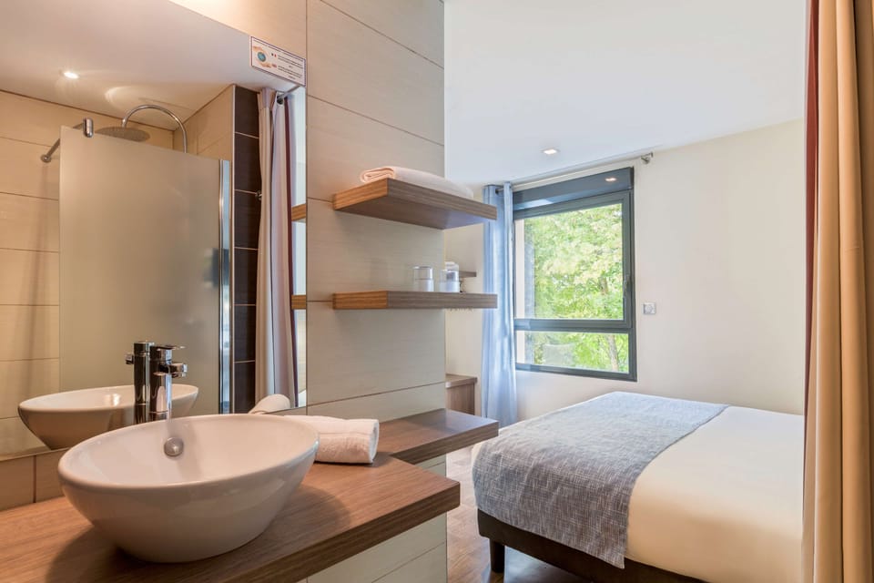 Shower, free toiletries, hair dryer, towels