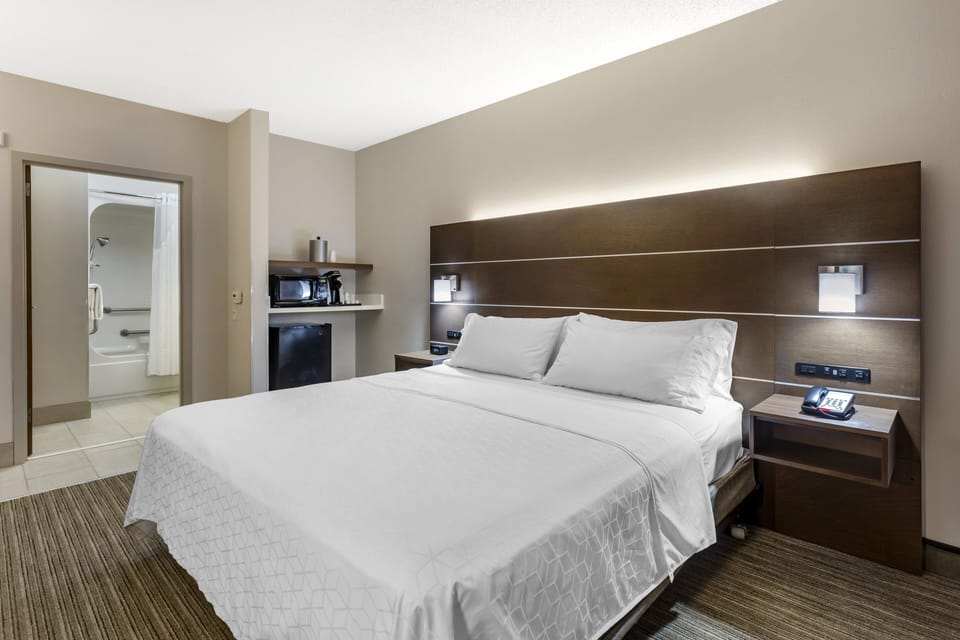 Standard Room, 1 King Bed, Accessible Bathtub (Communications) | 1 bedroom, in-room safe, blackout drapes, iron/ironing board