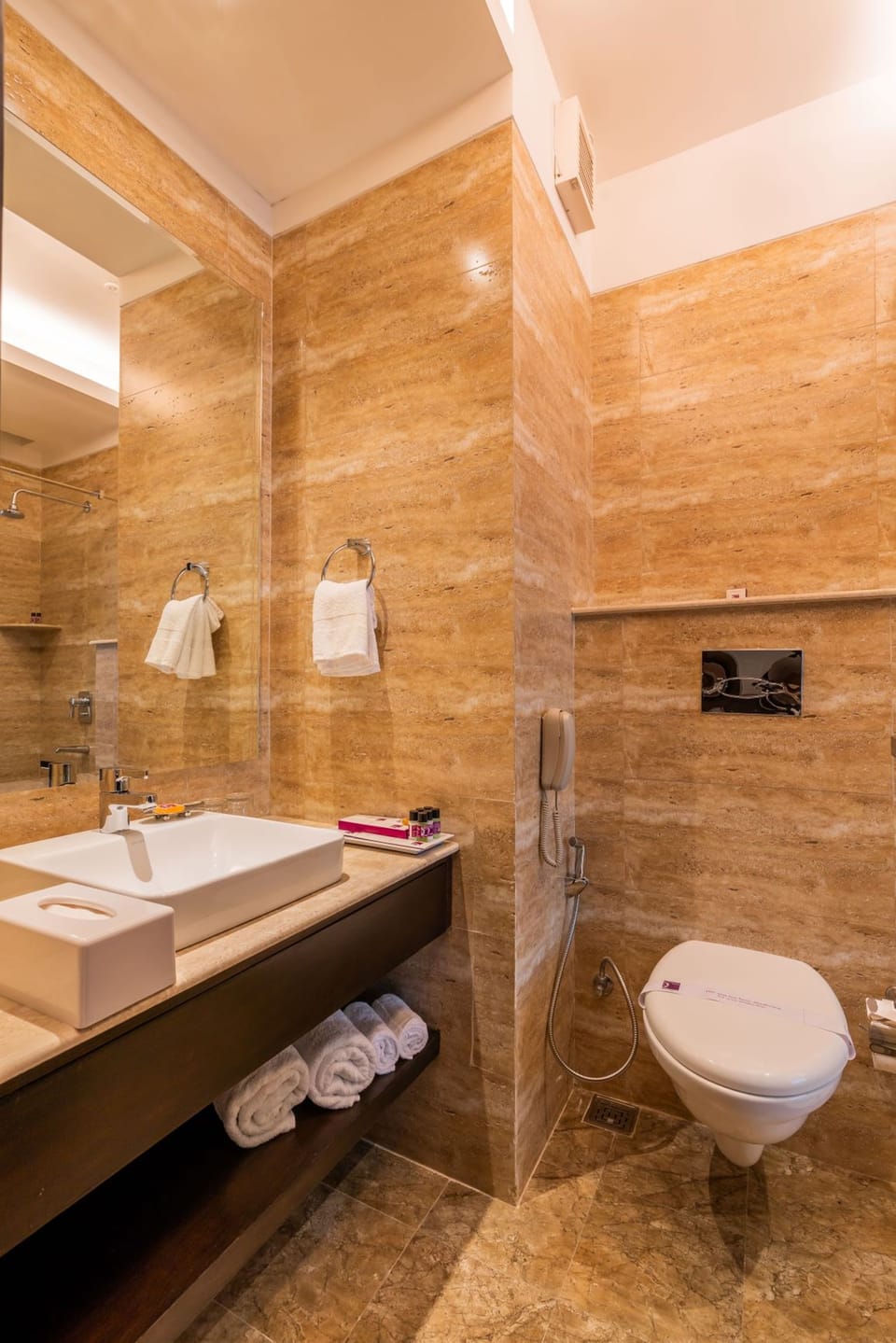 Executive Room, 1 King Bed, Non Smoking | Bathroom | Shower, free toiletries