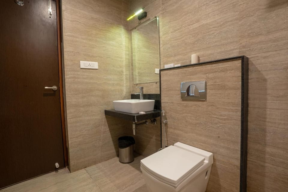 Shower, free toiletries, towels