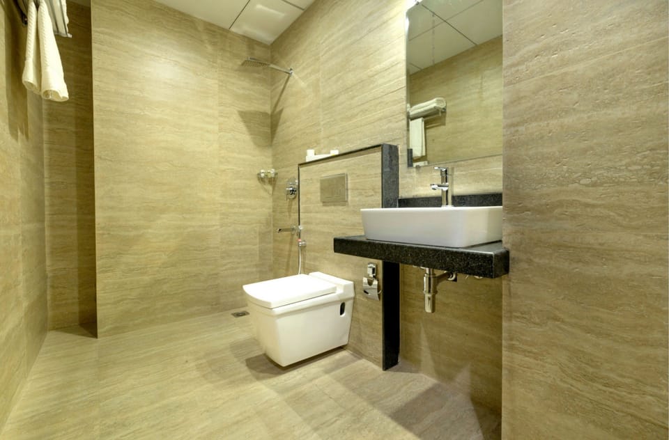 Shower, free toiletries, towels