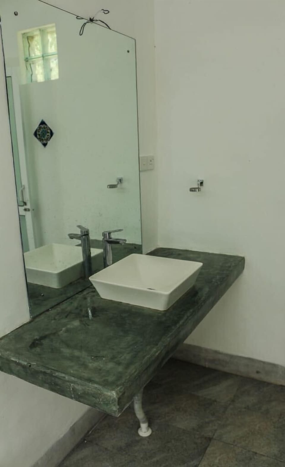 Deluxe Room, 1 King Bed, Non Smoking | Bathroom | Shower, free toiletries, hair dryer, towels