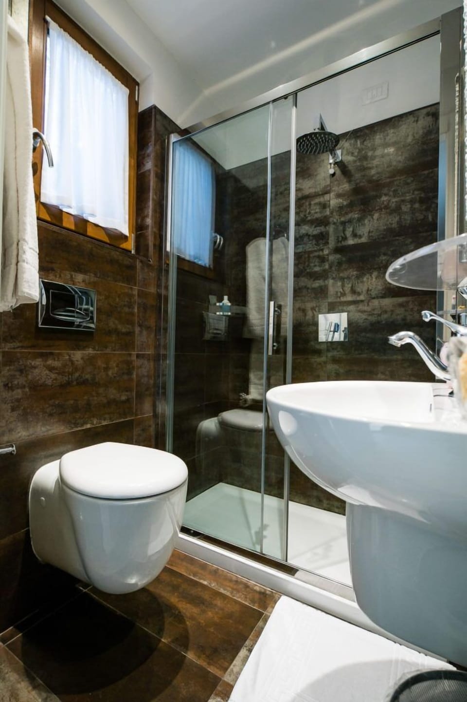 Family Triple Room | Bathroom | Shower, rainfall showerhead, free toiletries, hair dryer