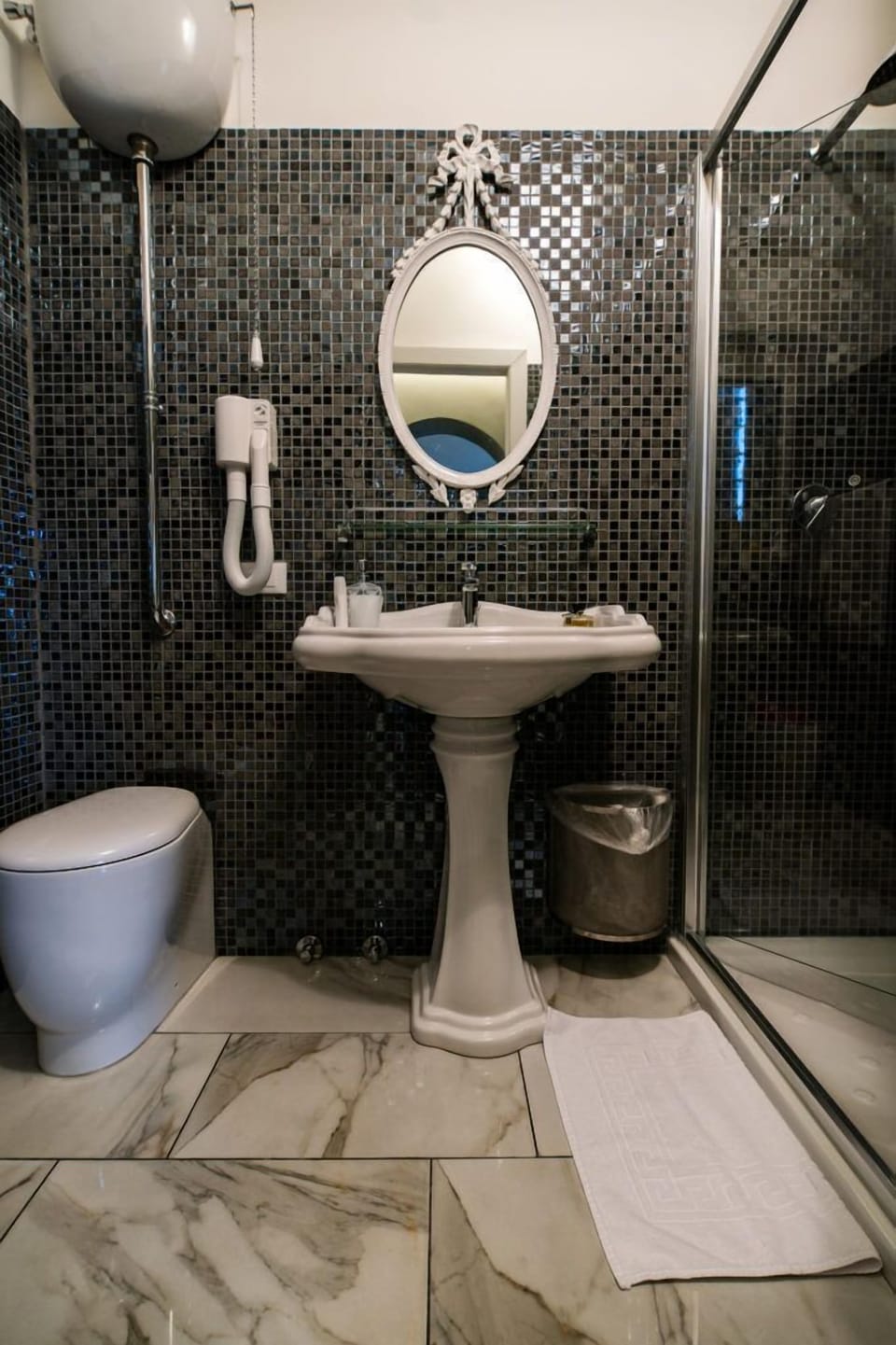 Family Quadruple Room | Bathroom | Shower, rainfall showerhead, free toiletries, hair dryer