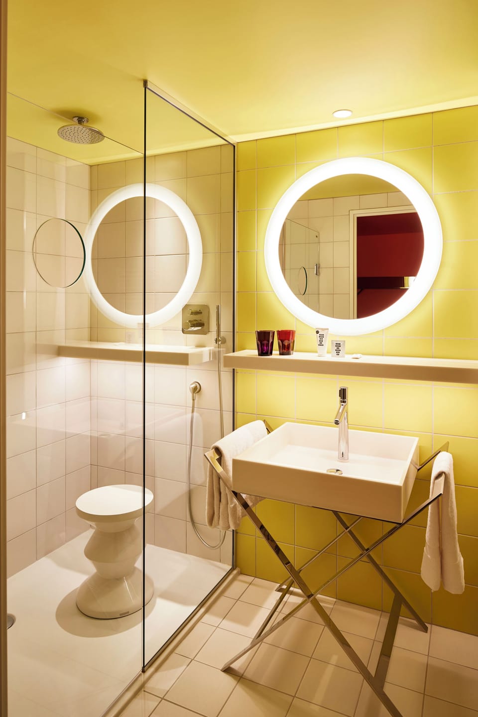 Shower, rainfall showerhead, free toiletries, hair dryer