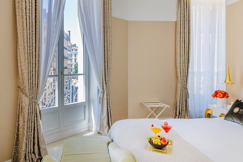 Executive Double Room | Free minibar, in-room safe, blackout drapes, soundproofing