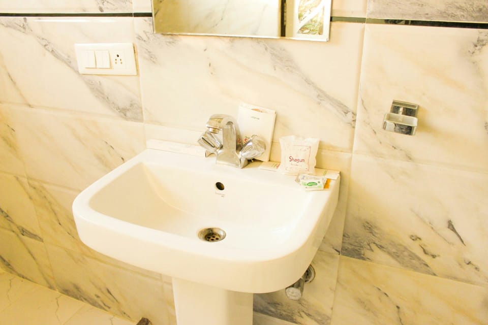 Deluxe Room, Non Smoking | Bathroom | Shower