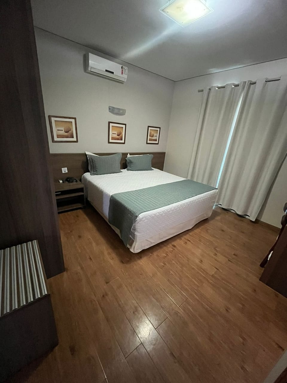 Deluxe Studio Suite | Minibar, in-room safe, desk, blackout drapes