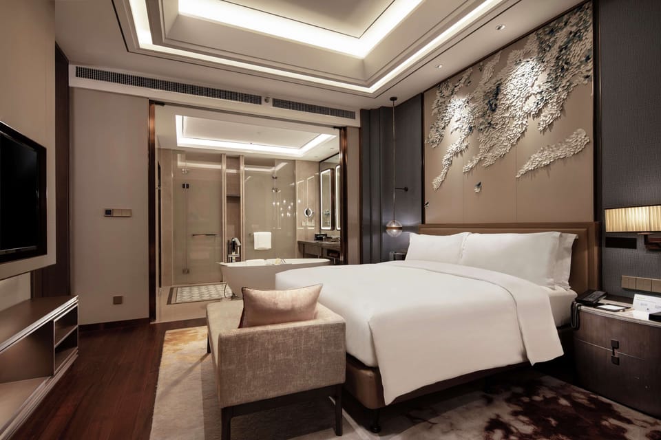 Deluxe Suite, 1 King Bed | Bathroom | Free toiletries, hair dryer, bathrobes, slippers