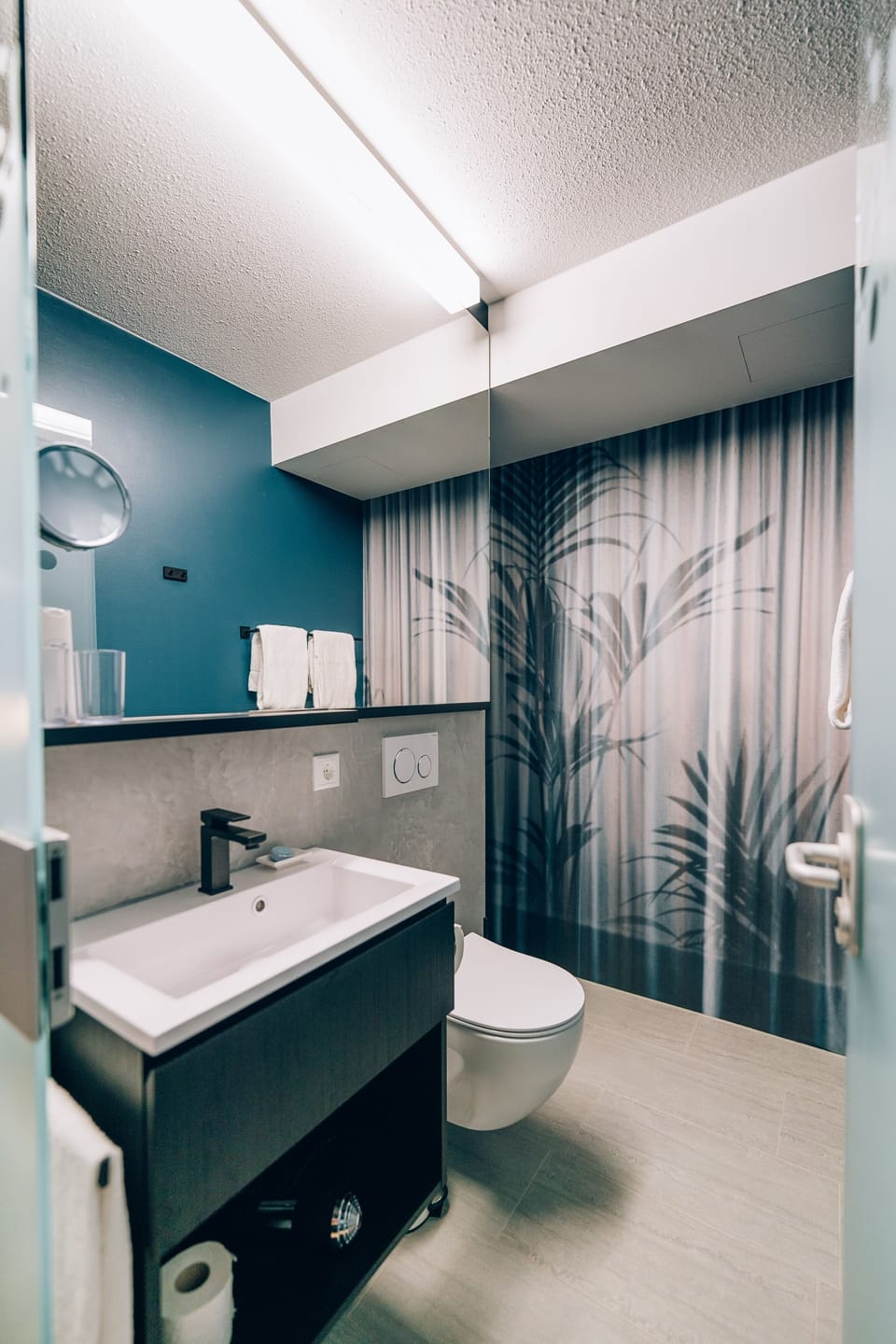 Bay Side Zimmer | Bathroom | Shower, eco-friendly toiletries, hair dryer, towels