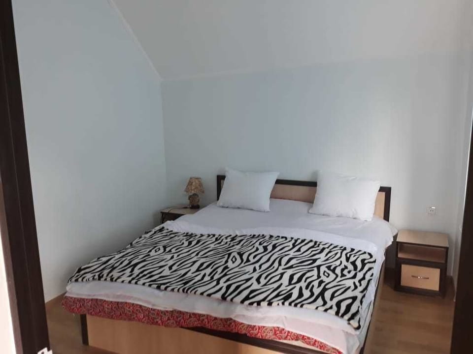 Cottage | Desk, WiFi (free), bed sheets