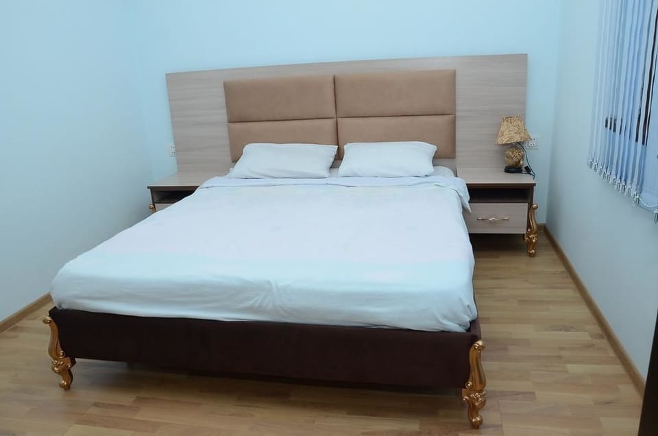 Cottage | Desk, WiFi (free), bed sheets