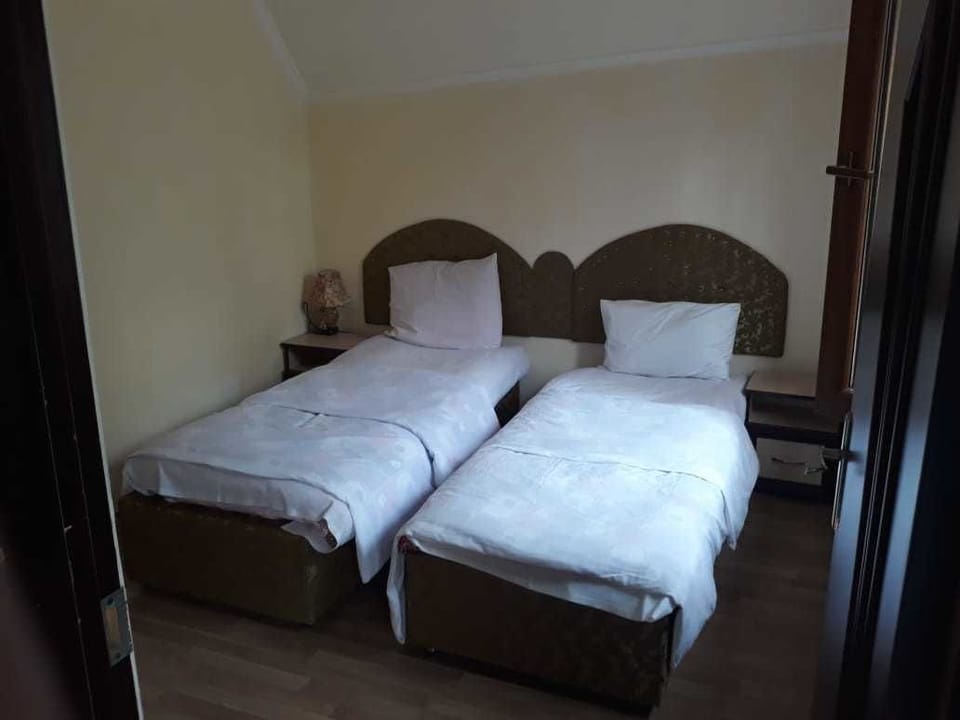 Cottage | Desk, WiFi (free), bed sheets