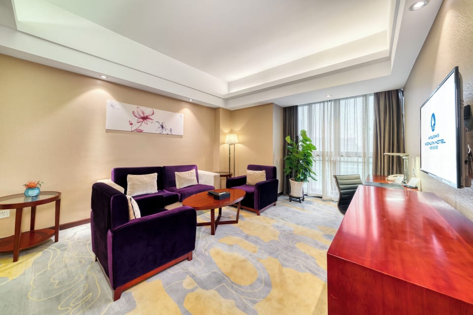 Deluxe Suite | Desk, blackout drapes, free WiFi, bed sheets