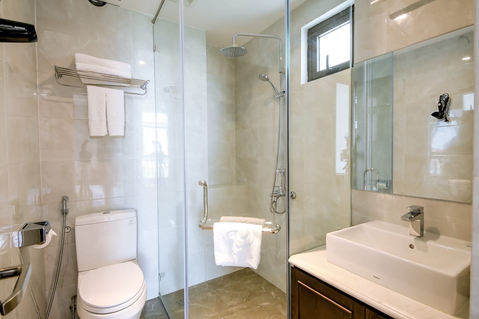 Executive Suite, 1 Queen Bed, Smoking, City View | Bathroom | Shower, free toiletries, hair dryer, slippers