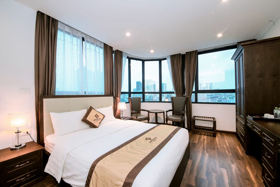 Executive Suite, 1 Queen Bed, Smoking, City View | Premium bedding, minibar, in-room safe, desk