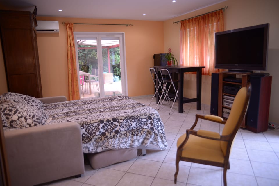 City Double Room | Blackout drapes, soundproofing, iron/ironing board, free WiFi