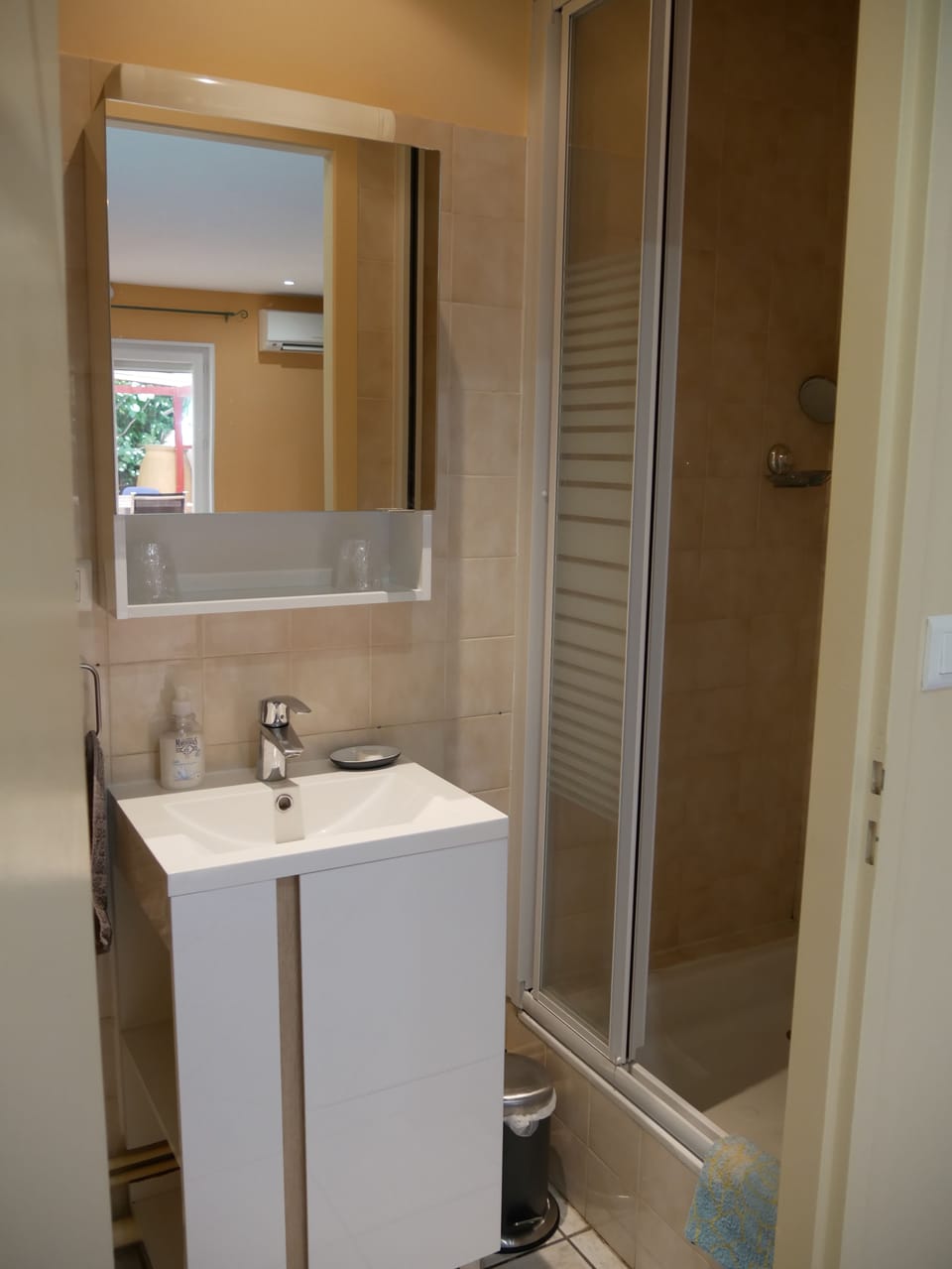 City Double Room | Bathroom | Shower, rainfall showerhead, free toiletries, hair dryer