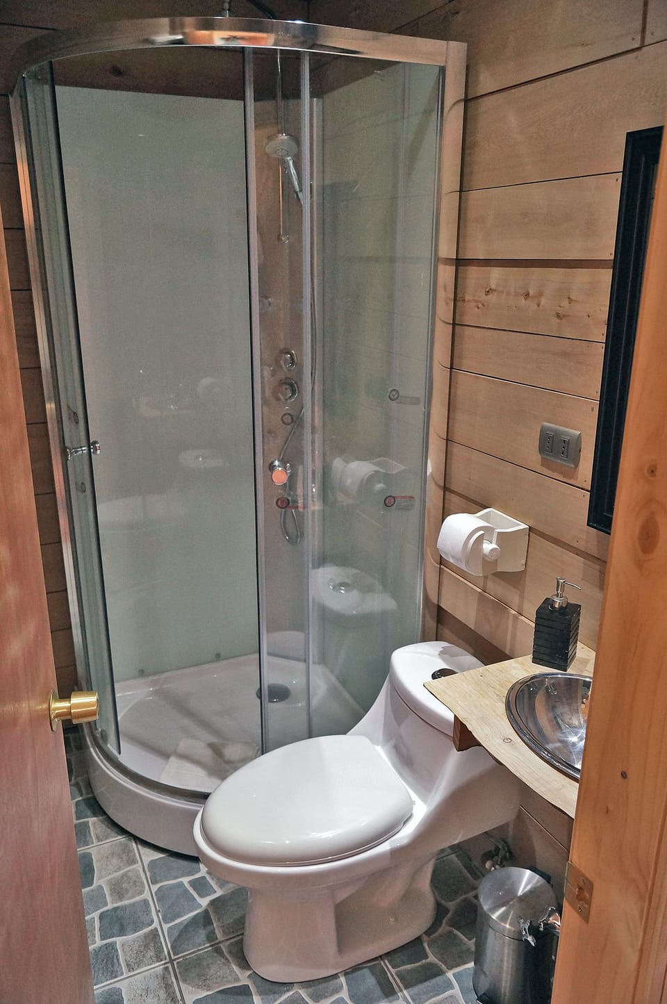 Standard Double Room, 1 Double Bed, Non Smoking, Sea View | Bathroom | Shower, rainfall showerhead, free toiletries, towels