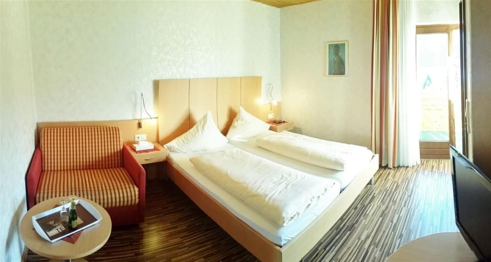 Hypo-allergenic bedding, in-room safe, blackout drapes