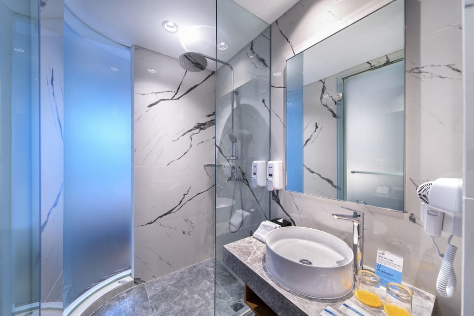 Shower, hydromassage showerhead, free toiletries, hair dryer