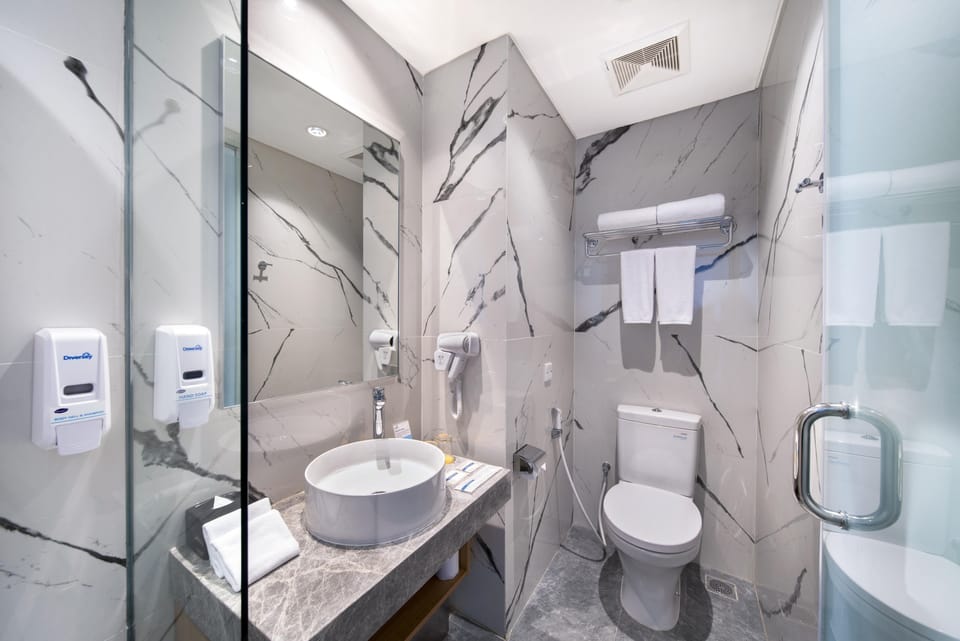 Shower, hydromassage showerhead, free toiletries, hair dryer