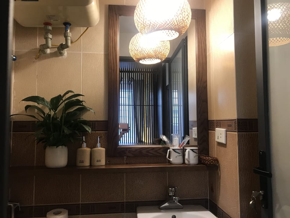 Quadruple Room | Bathroom sink