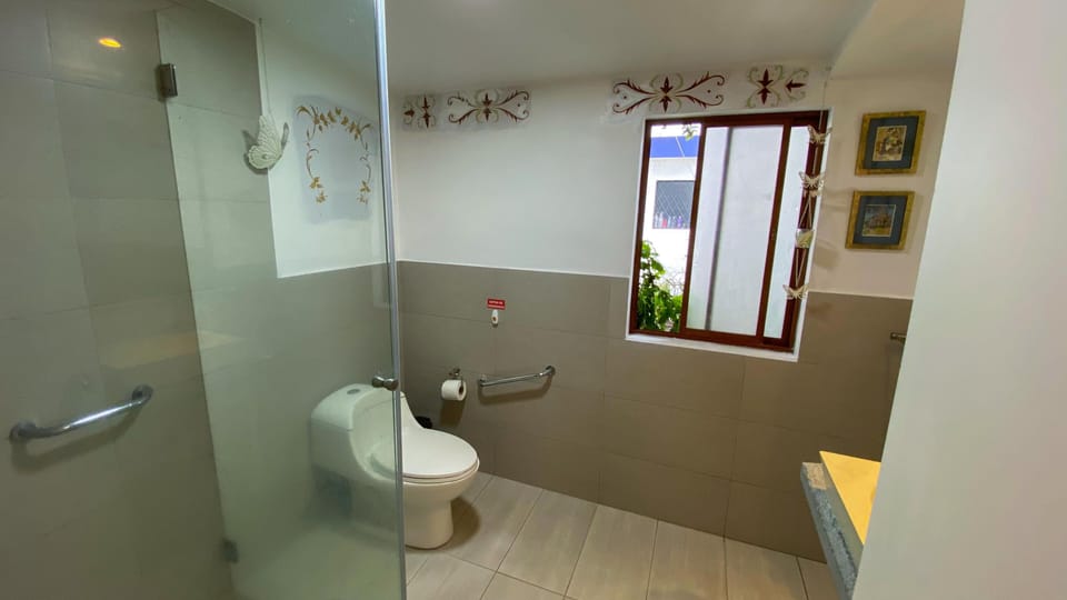 Deluxe Single Room | Bathroom | Shower, towels