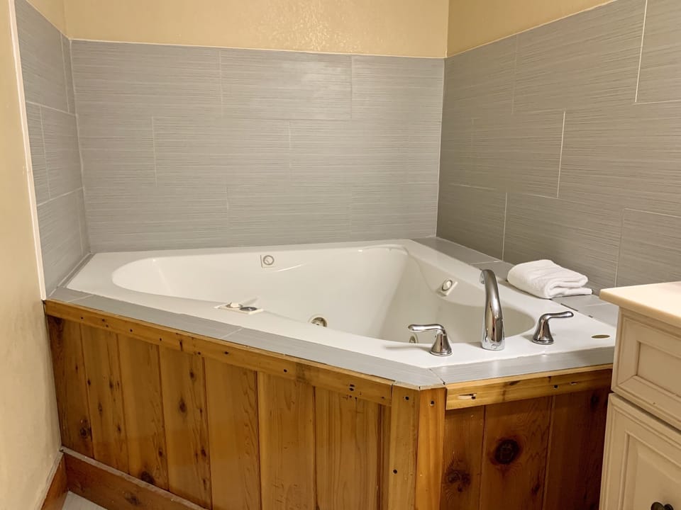 City Suite, 2 Queen Beds | Bathroom | Combined shower/tub, free toiletries, towels