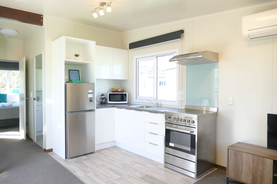 Premium Single Room, 1 Queen Bed, Non Smoking, Private Bathroom | Private kitchen | Shared fridge, microwave, toaster, cookware/dishes/utensils