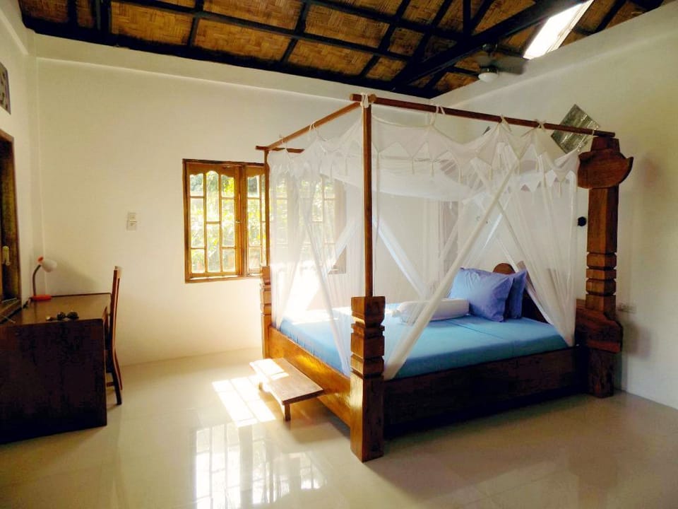Family Penthouse, Multiple Beds, Non Smoking | Desk, WiFi (free), bed sheets