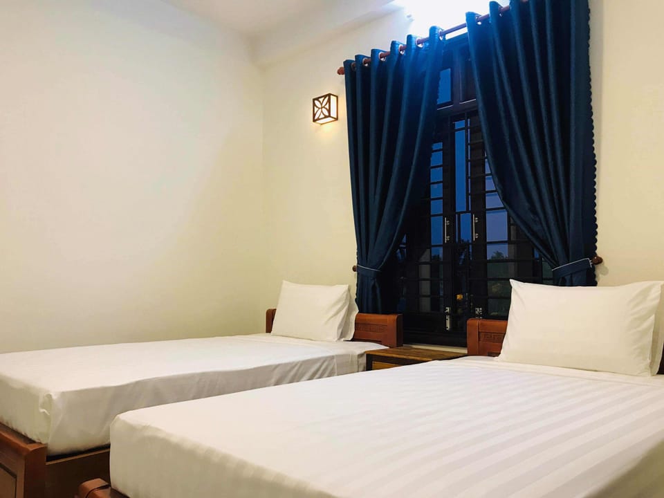 Desk, soundproofing, free WiFi, bed sheets
